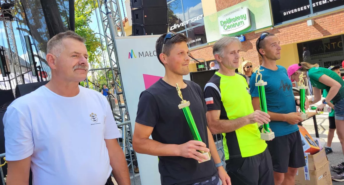 (FOTO, VIDEO) Biegali i maszerowali w VI Biegu Jordanowskim