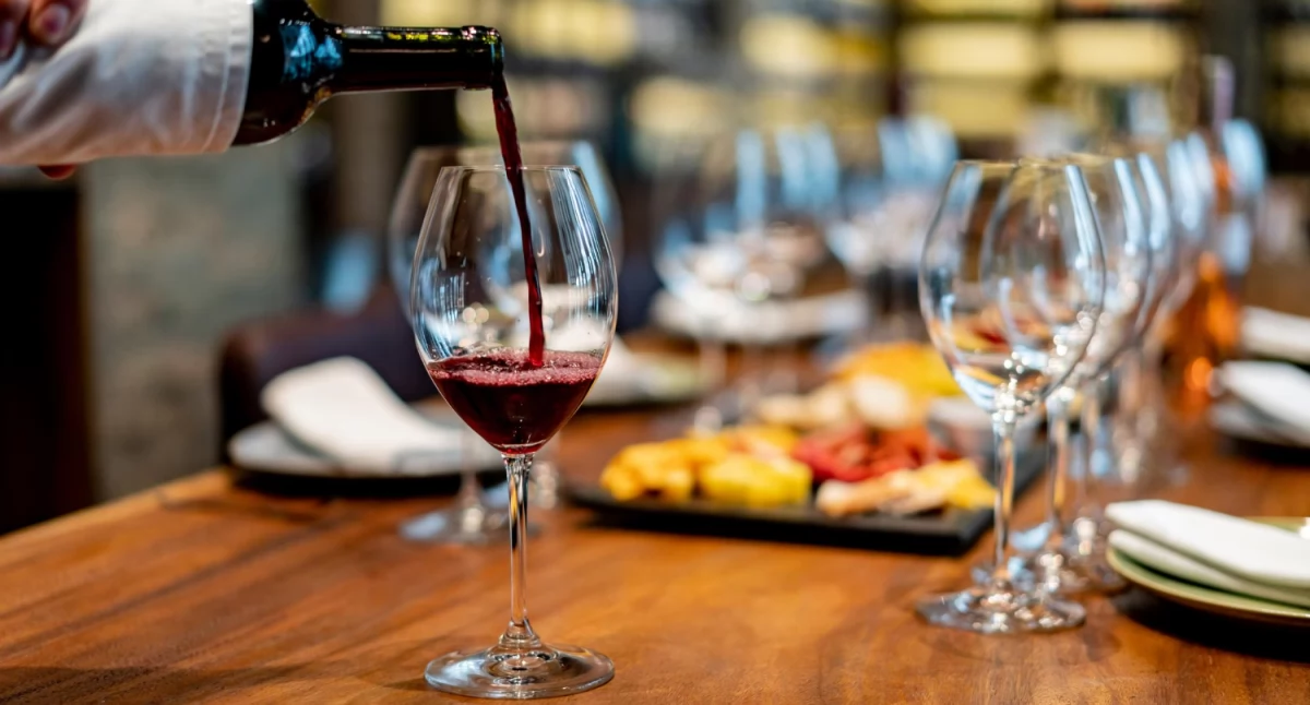 Jak nawiązać współpracę z winiarnią dla swojej restauracji?