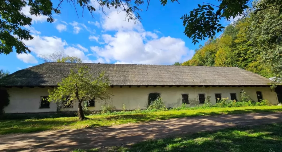 Domek Ogrodnika w parku zamkowym będzie miał nowy dach 
