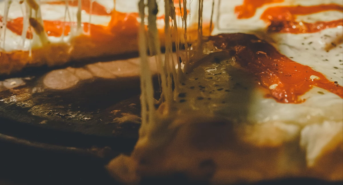 Pizza i wino: idealne połączenia na wieczór z przyjaciółmi
