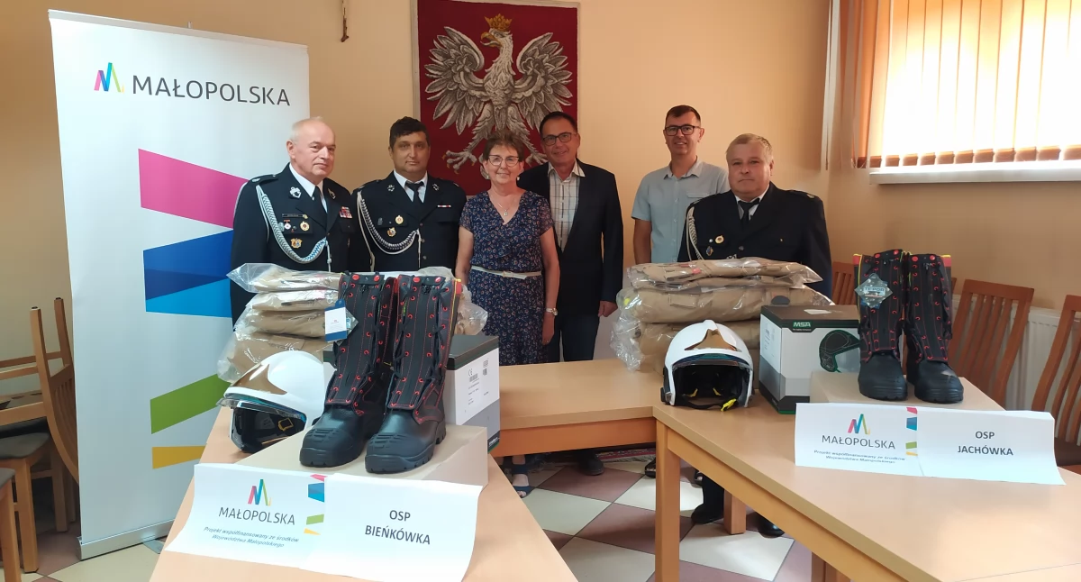 Gmina Budzów doposażyła strażaków OSP w nowoczesny sprzęt ochronny dzięki wsparciu Województwa Małopolskiego