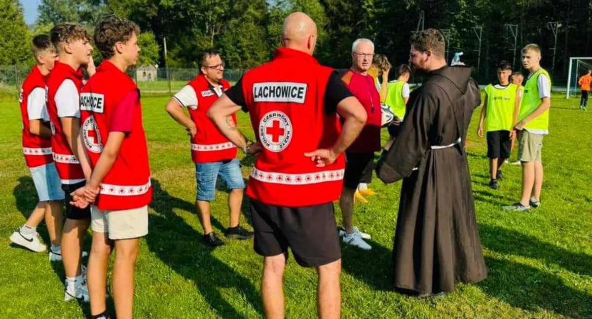 Integracja i sportowe emocje: Koło PCK z Lachowic na pikniku w Kurowie