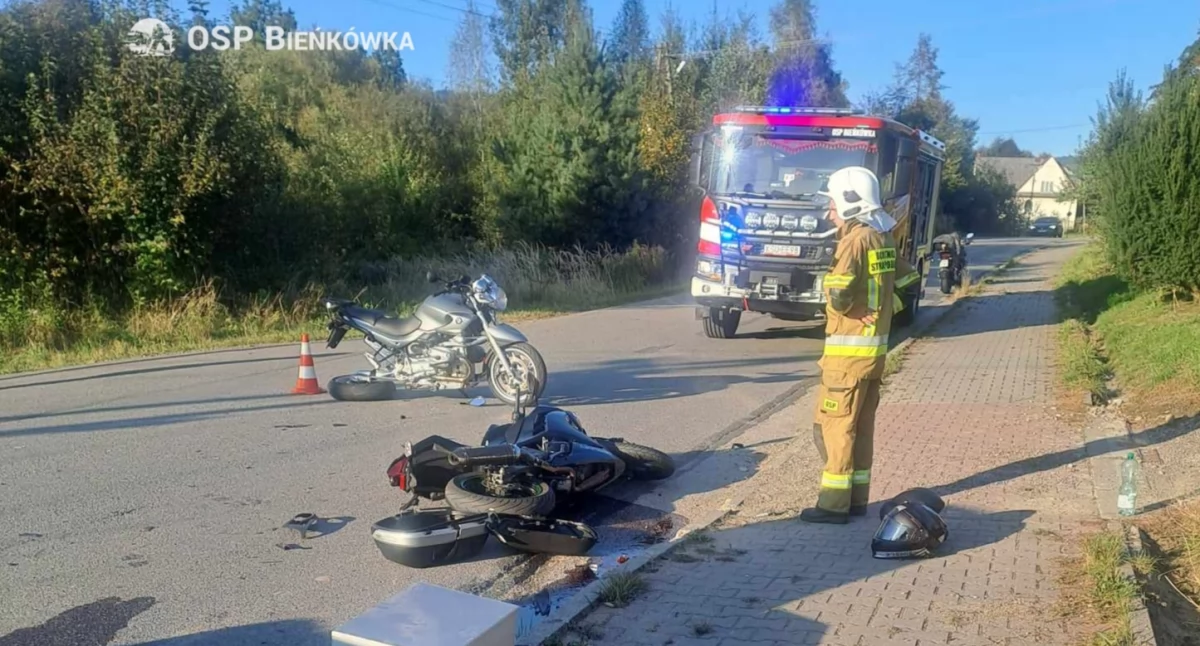 Kierowca volkswagena spowodował kolizję z dwoma motocyklistami 