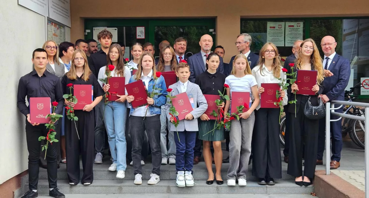 Uczniowie nagrodzeni za triumf w szkolnych, wojewódzkich zawodach sportowych