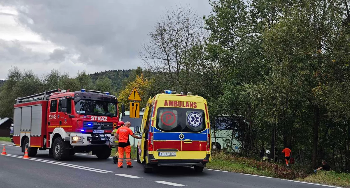 Zawoja: Autobus uderzył w drzewo. Wezwano śmigłowiec LPR (Aktualizacja)