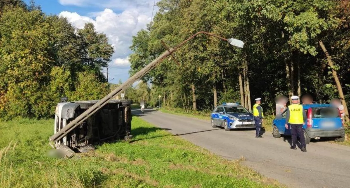 Emerytowany strażak z Suchej Beskidzkiej z policjantem po służbie zabezpieczyli miejsce wypadku 