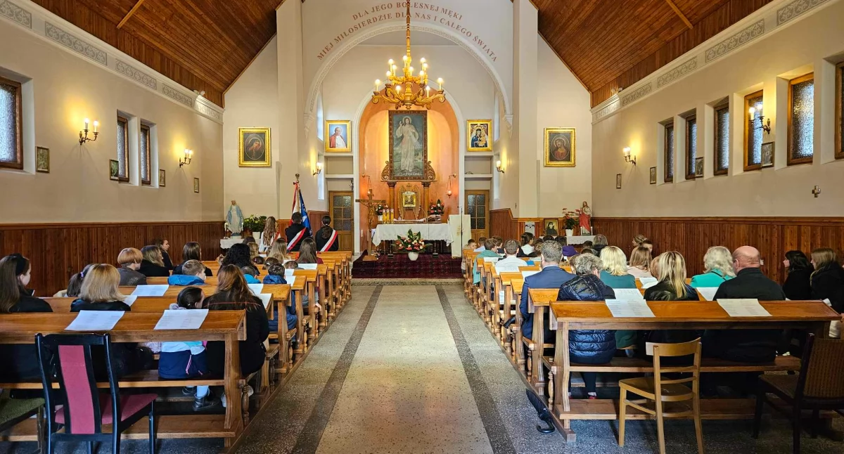 Poświęcenie krzyży i występ dzieci oddziału przedszkolnego w Makowie Dolnym