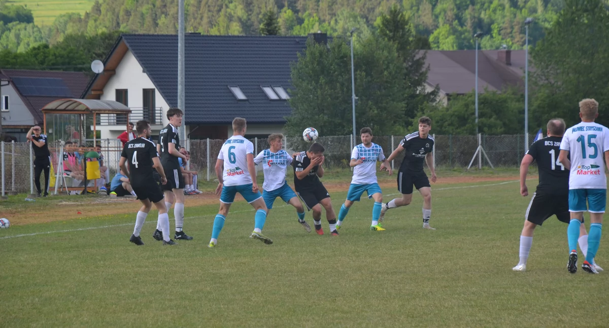 A-KLASA SUSKA: Kolejka hattricków! Trzeci z rzędu hatrick Przemysława Partyki, Strzelec wraca z dalekiej podróży. Hattrick notuje Kamil Kachel, Lachy gromią. Szalony mecz w Sidzinie, Wojek Kordyl również ma trzy gole