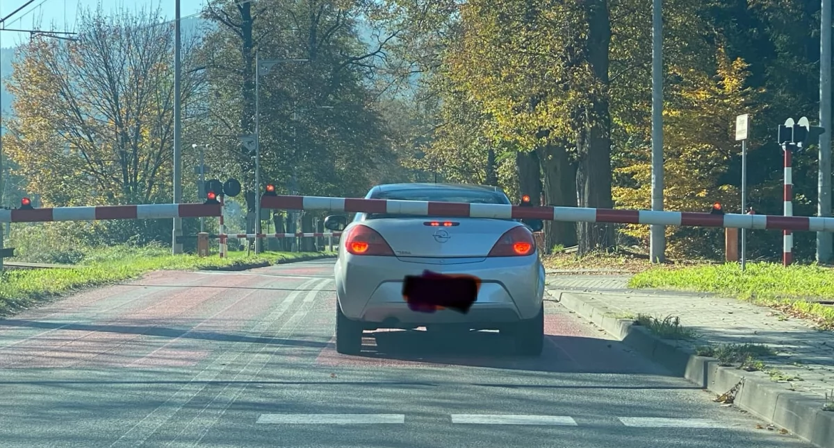 Utknął pomiędzy zamkniętymi rogatkami 