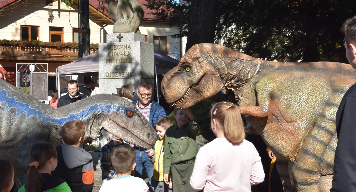 Dinozaury na Makowskim rynku – wielka zabawa dla małej Emilki!