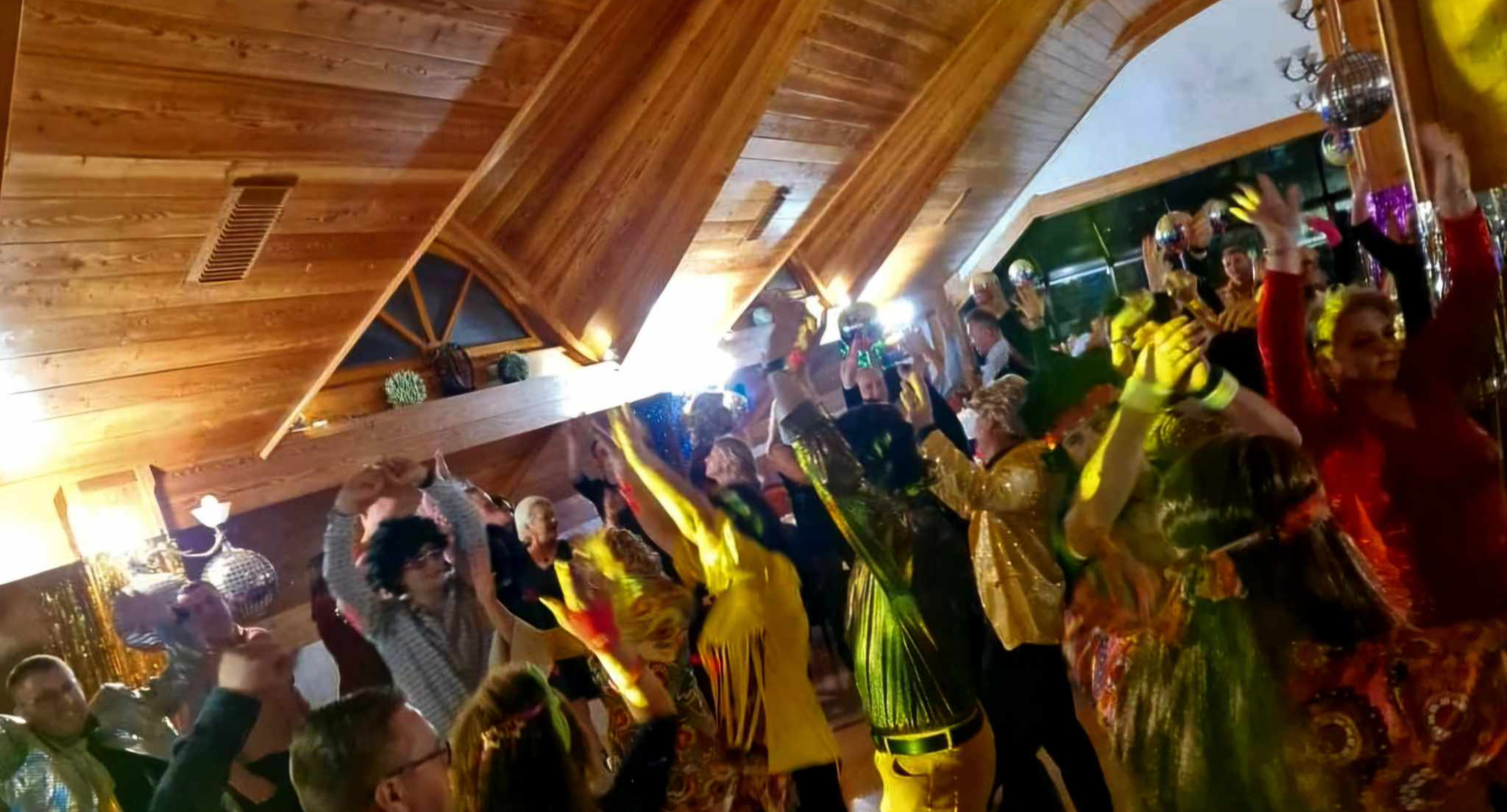 Andrzejki w stylu lat 20.! Rada Rodziców Szkoły Podstawowej w Osielcu zaprasza na niezapomnianą zabawę!