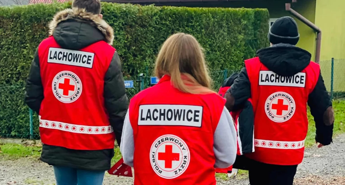 Ciepła odzież dla potrzebujących – PCK w Lachowicach organizuje zbiórkę dla bezdomnych