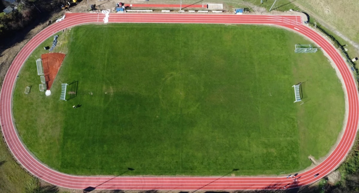 Na stadionie Jałowca Stryszawa powstała profesjonalna bieżnia lekkoatletyczna