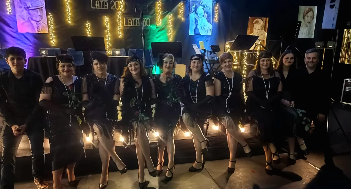 Kawiarenka lat 20. w Szkole Podstawowej w Osielcu – koncert patriotyczny pełen nostalgii