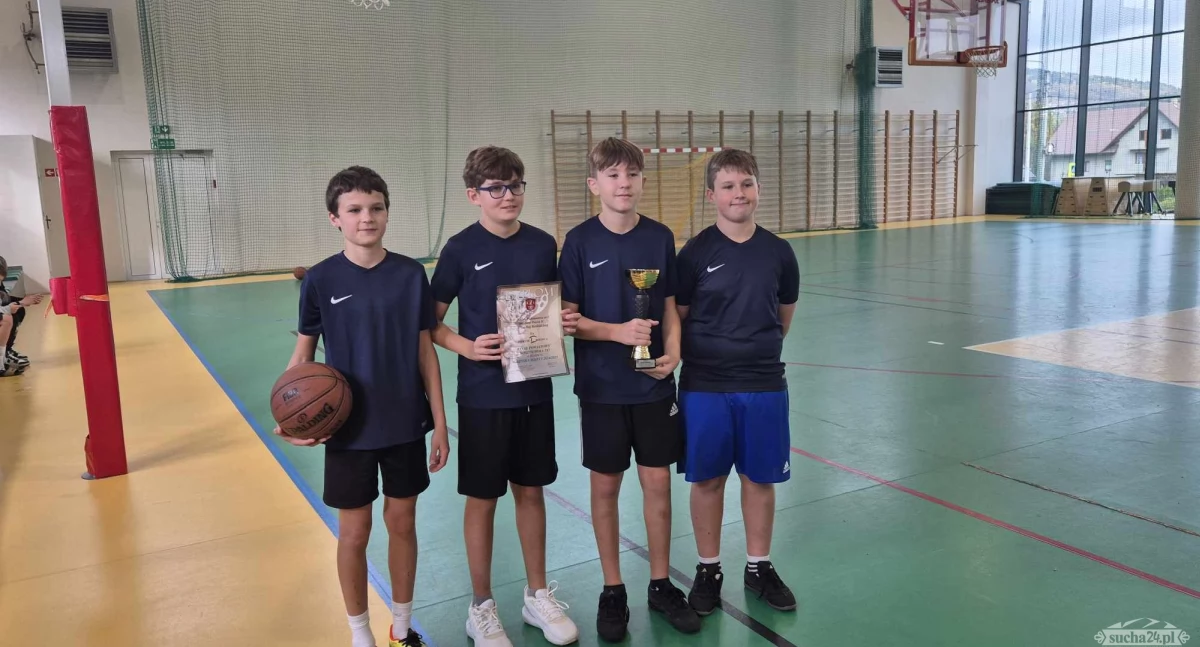 Chłopcy z SP1 Sucha Beskidzka najlepsi w koszykówkę 3x3