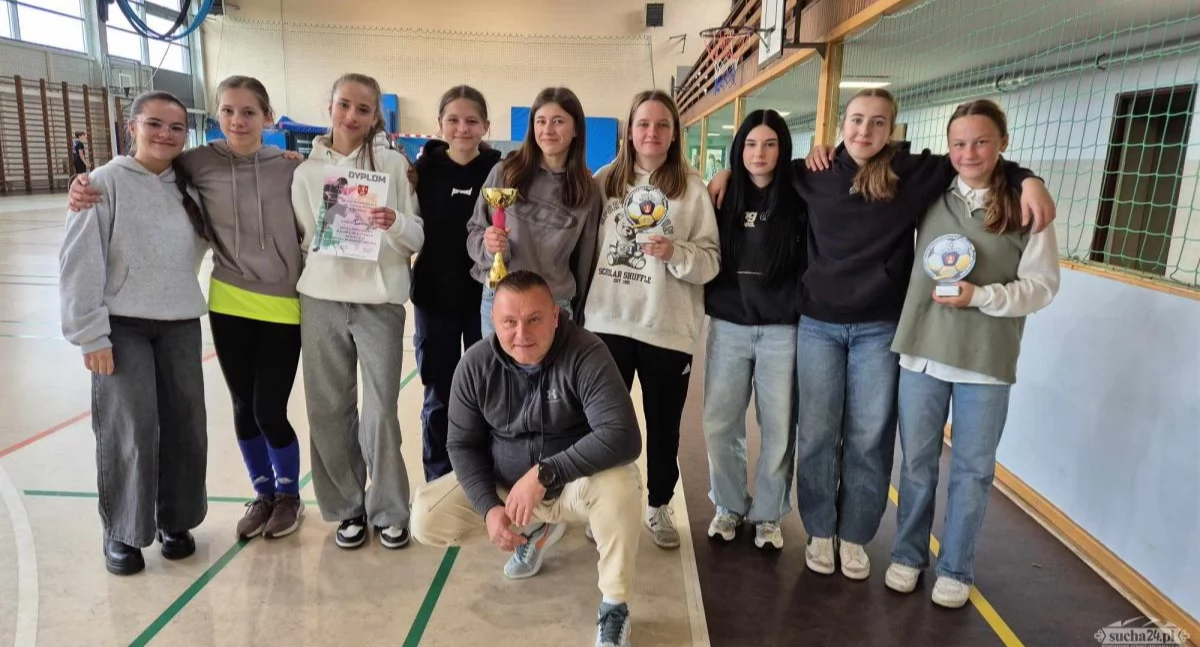 W piłkę halową dziewcząt zwyciężają dziewczyny z SP1 Stryszawa
