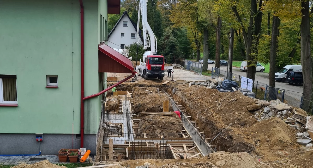 Bystra-Sidzina: Trwa rozbudowa Urzęu Gminy i budowa ważnego chodnika 