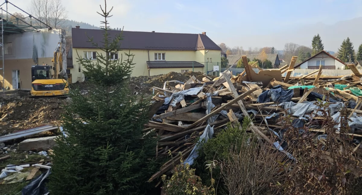 Szkoła w Jachówce częściwo zrównana z ziemią. Trwa jej rozbudowa