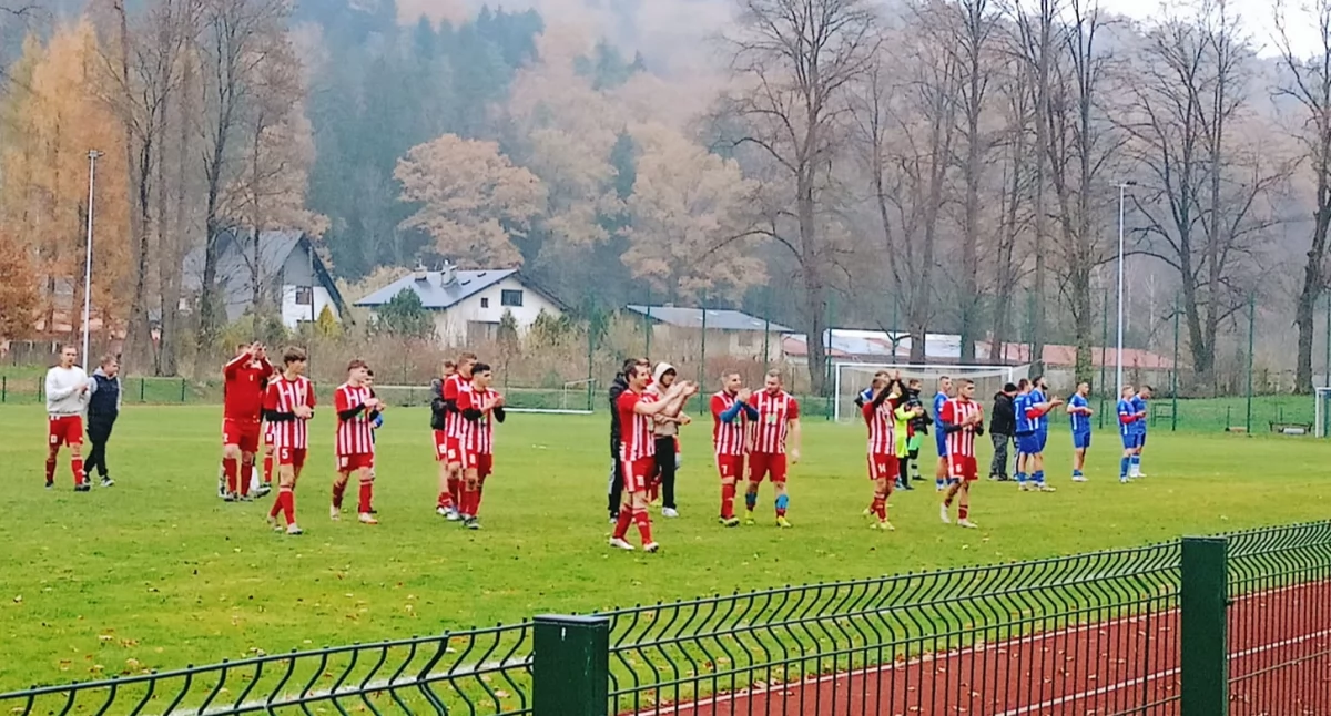 Jedne derby dla Huraganu, drugie na remis. Okazała wygrana Halniaka, wpadka KS Bystrej i remis Jałowca