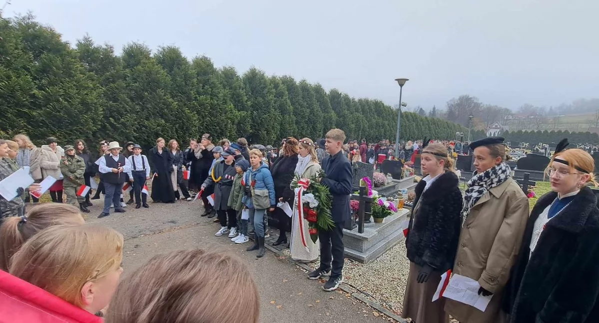 Patriotyczny marsz uczniów z Bystrej Podhalańskiej z okazji Święta Niepodległości
