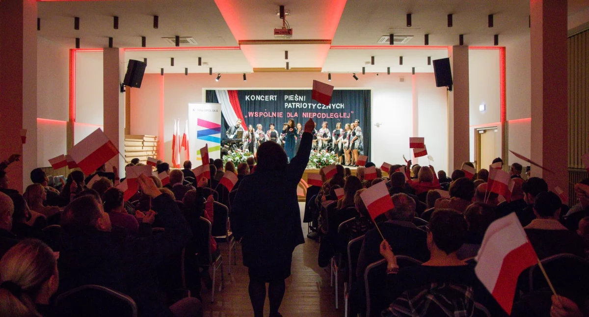 Osielec: Zaśpiewali wspólnie dla Niepodległej –  wzruszający koncert patriotyczny 