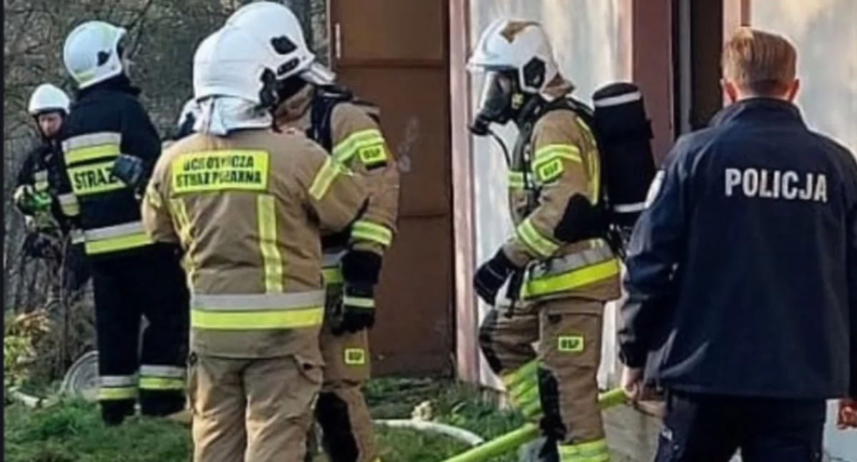 Policjanci ewakuowali trzy osoby z płonącego domu 