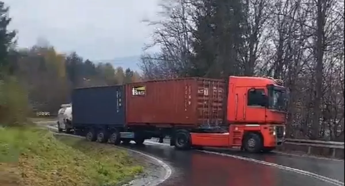 Jordanów: Ciężarówka z naczepą utknęła na serpentynie 