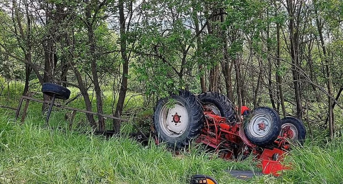 Mężczyzna przygnieciony przez ciągnik 