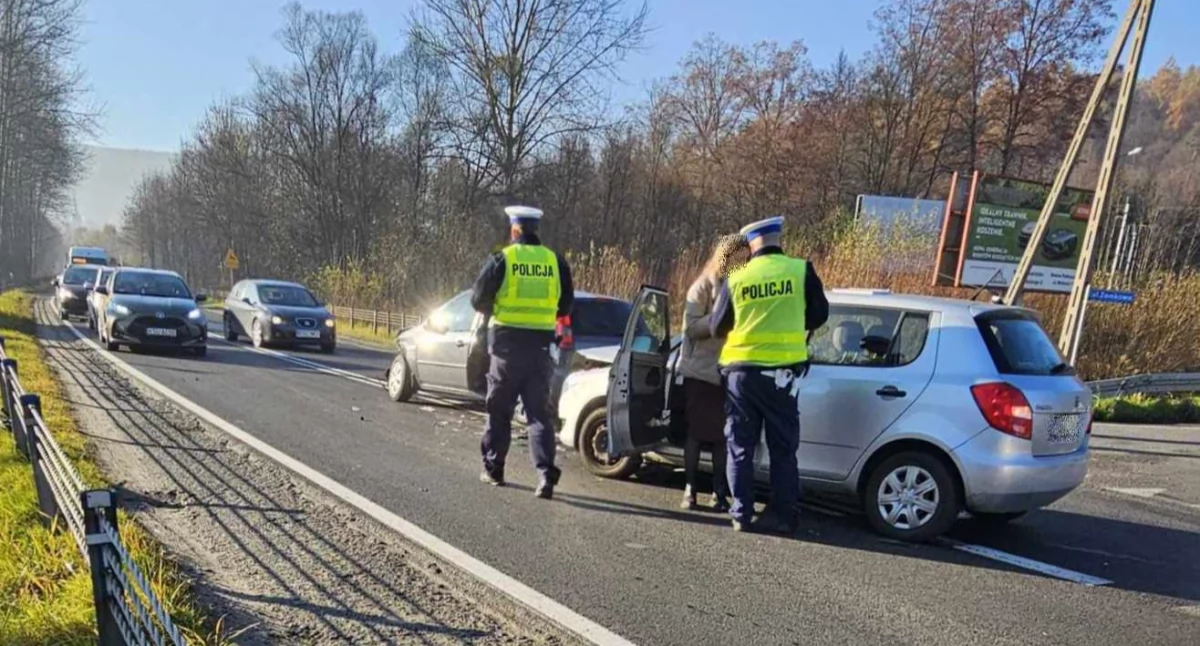 Kolizja na krajowej 28. Droga była zablokowana 