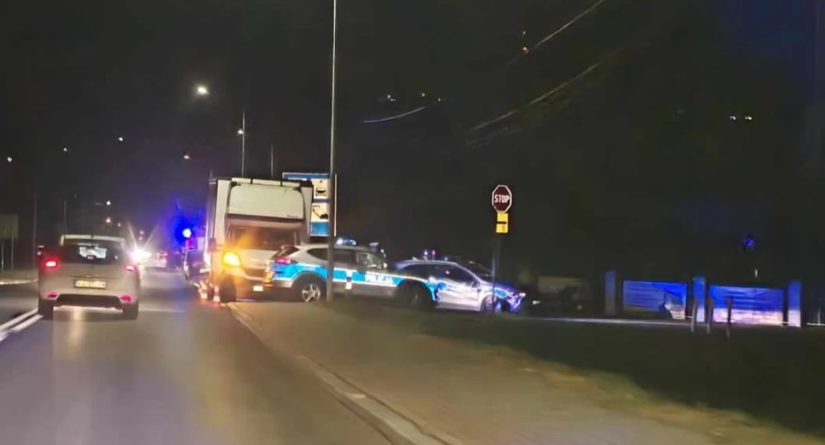 Groźny wypadek w Białce: Dostawczak zderzył się z radiowozem na sygnale