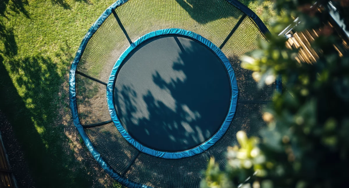 Trampolina ziemna w ogrodzie – korzyści dla zdrowia i szczegółowy poradnik montażowy