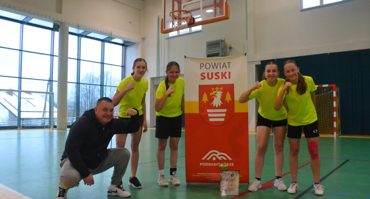 Lena Kłapyta wykorzystuje rzut wolny, dziewczyny z SP1 Stryszawa triumfują
