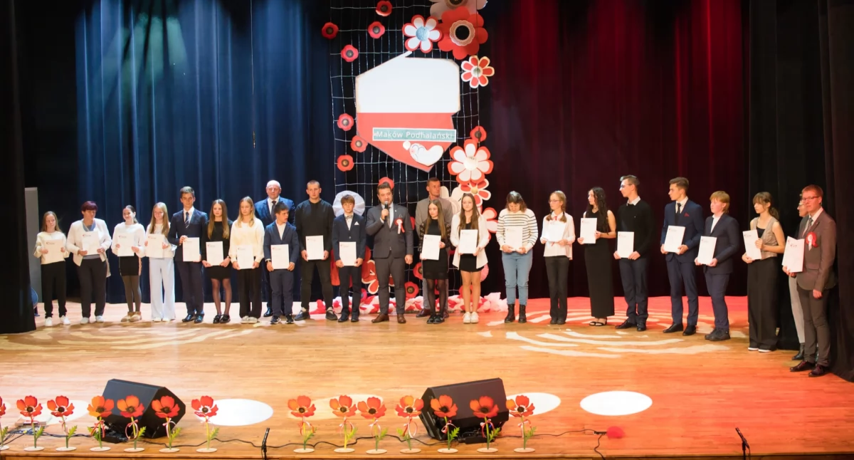 Burmistrz wręczył stypendia naukowe, sportowe i artystyczne 