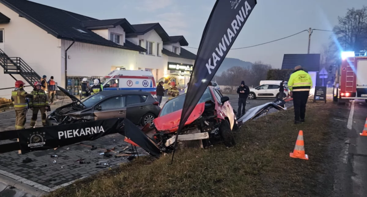 Kolizja z udziałem trzech samochodów w Zawoi.