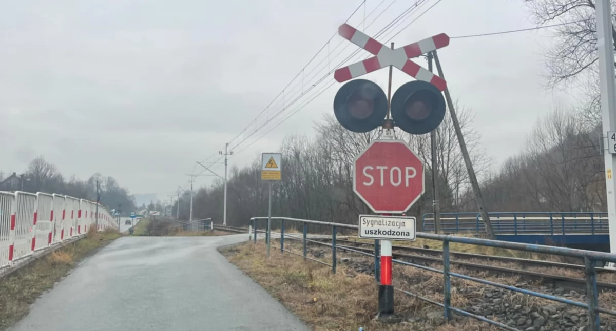 Trasa w remoncie, ale pociągi po niej ciągle kursują! Kierowcy bagatelizują zagrożenie!
