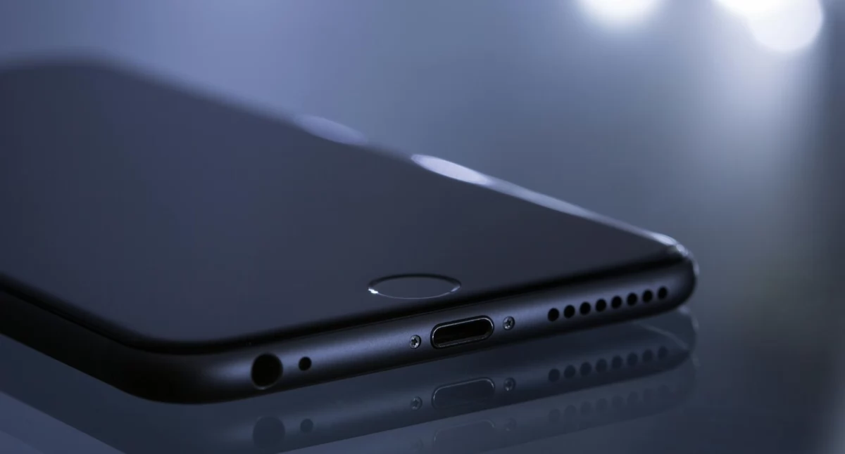 Jak wymienić baterię w iPhone? Poradnik dla użytkowników