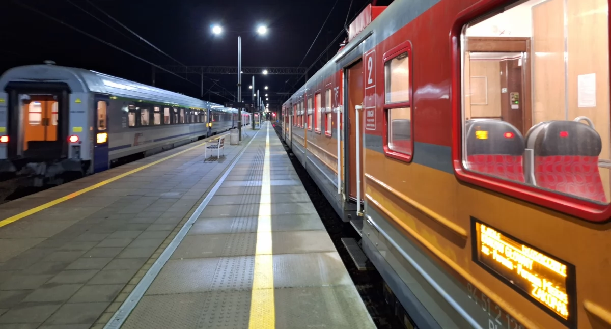 Pociągi się zatrzymują, ale... nie można do nich wsiąść 