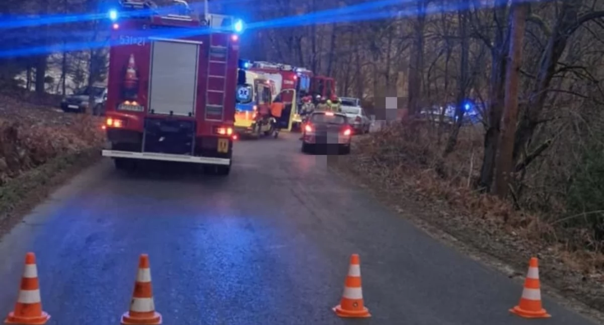 Po wypadku w Krzeszowie droga powiatowa zablokowana (Aktualizacja)