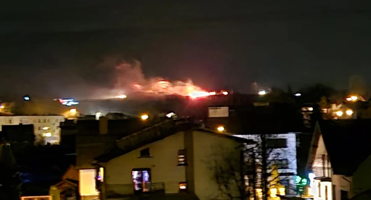 (AKTUALIZACJA) Strażacy walczą z pożarem koło wieży widokowej w Jordanowie