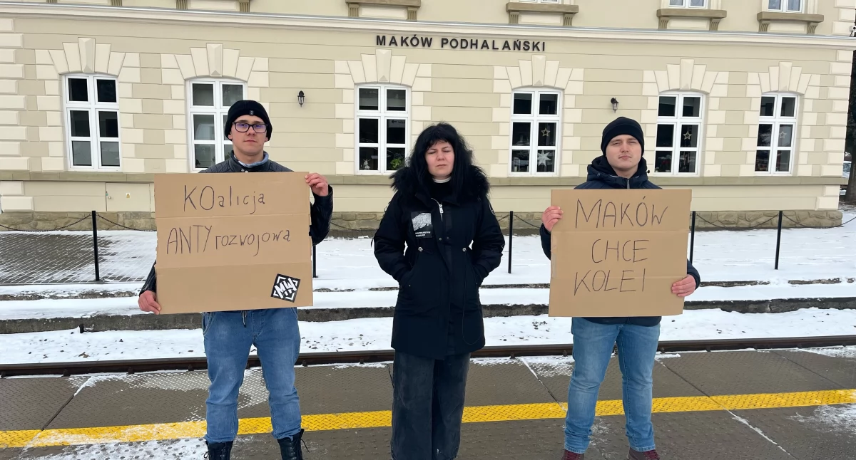 Cięcia połączeń kolejowych w Makowie Podhalańskim. Protestuje Młodzież Wszechpolska