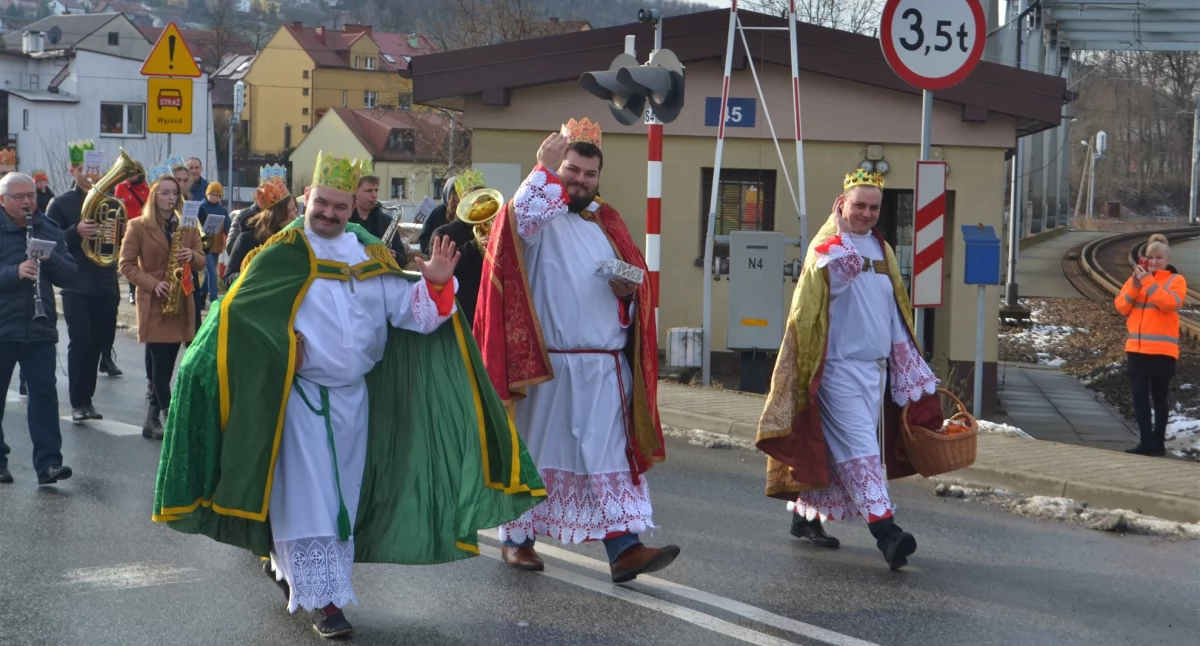 Ulicami Suchej Beskidzkiej przeszedł Orszak Trzech Króli (zdjęcia i wideo)