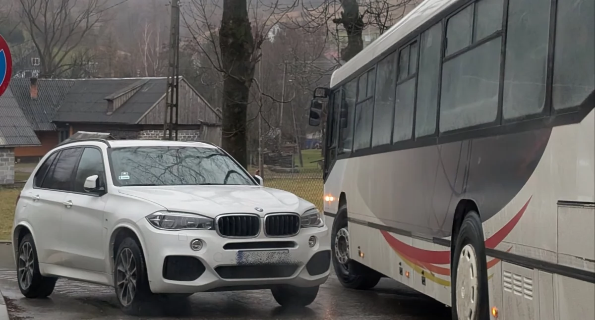 W weekendy blokują wjazd do kościoła, w tygodniu do szkoły! (video)