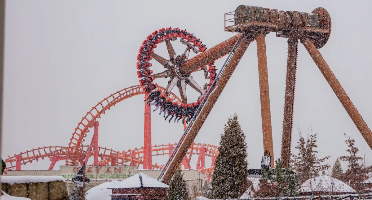 Zima na pełnych obrotach. Rollercoastery w śnieżnej odsłonie!