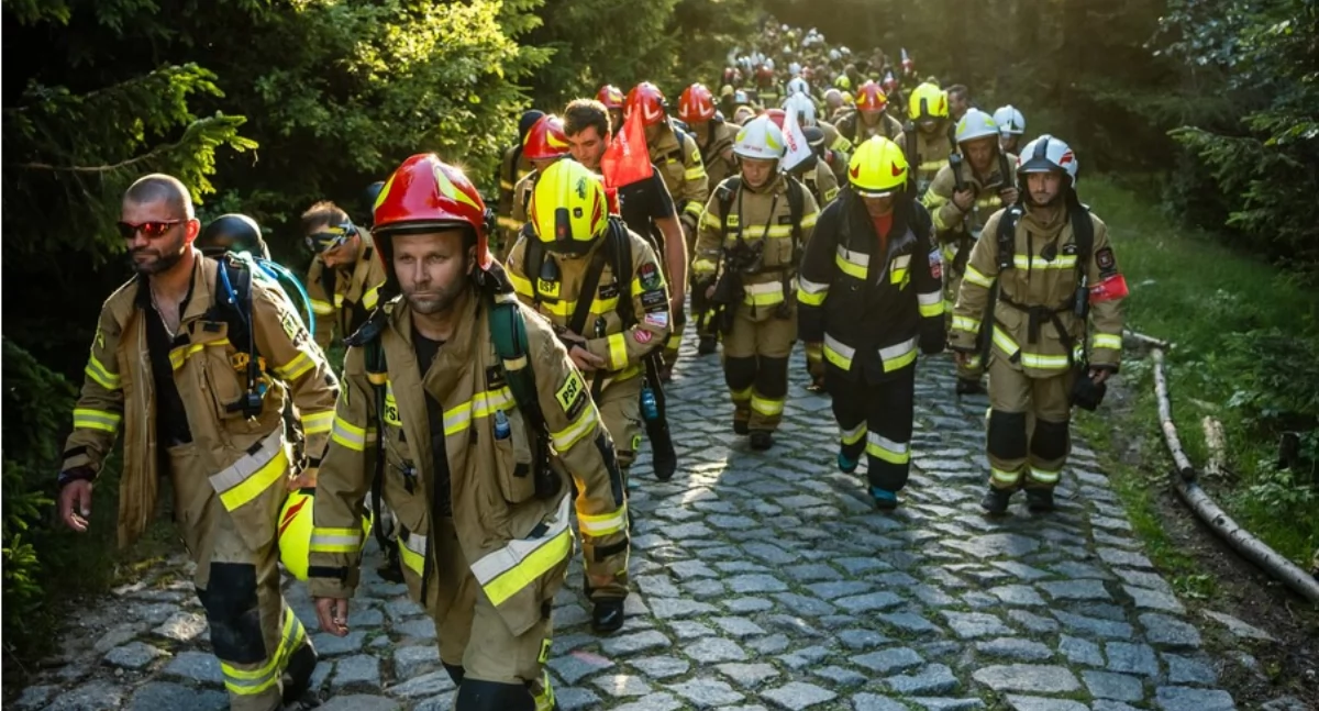 998 strażaków zdobędzie Babią Górę i to w pełnym umundurowaniu! Cel jest szczytny 