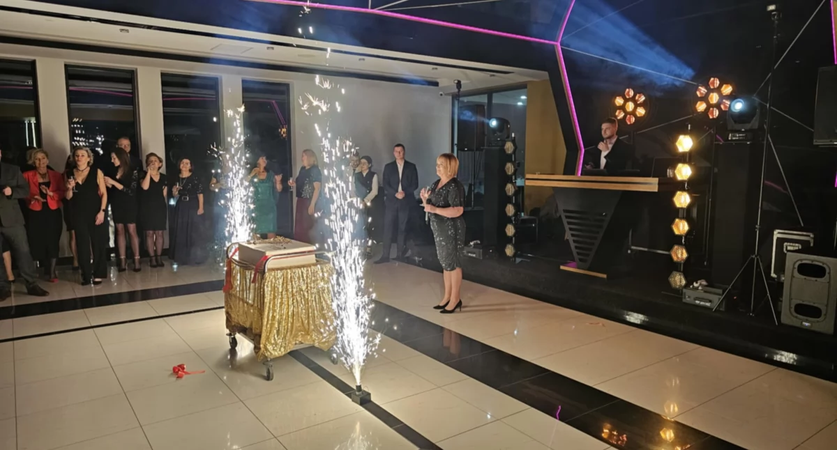 Elegancja i tradycja: studniówka uczniów Zespołu Szkół im. W. Witosa w Suchej Beskidzkiej