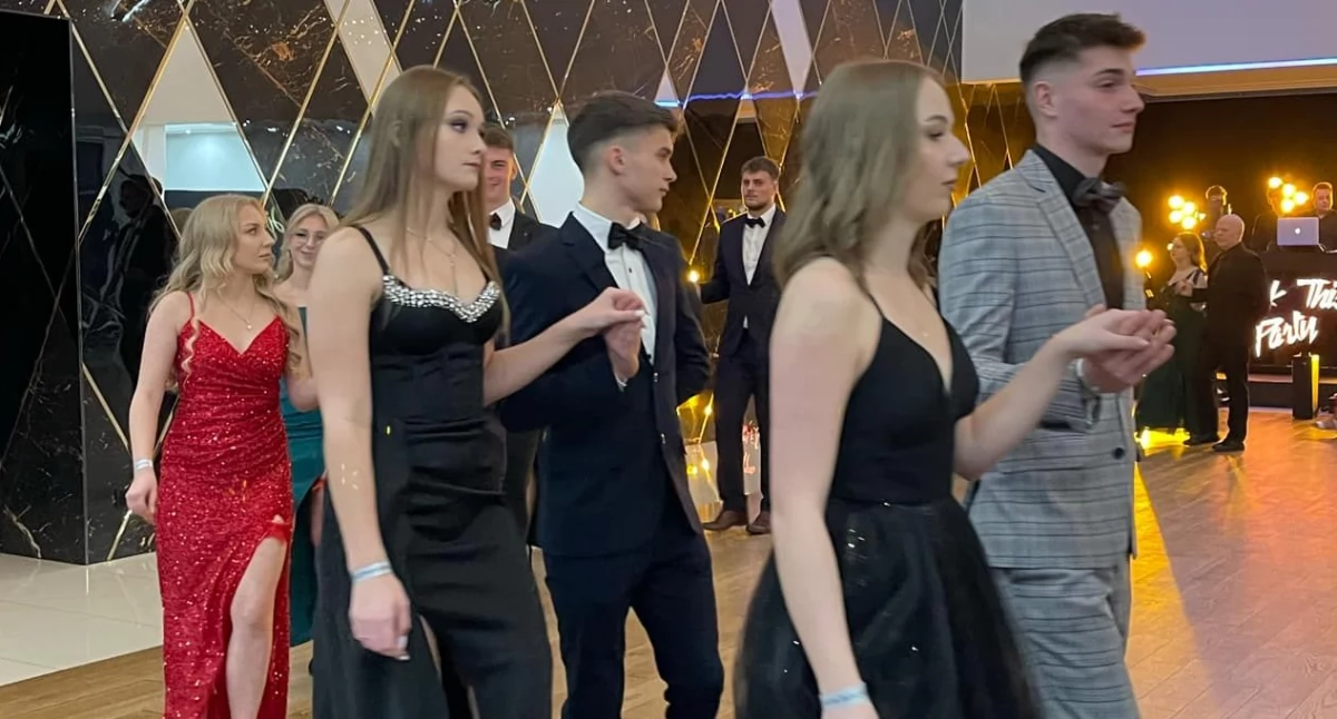 Studniówka 2025 Zespołu Szkół im. bł. ks. Piotra Dańkowskiego w Jordanowie (zdjęcia i video) 