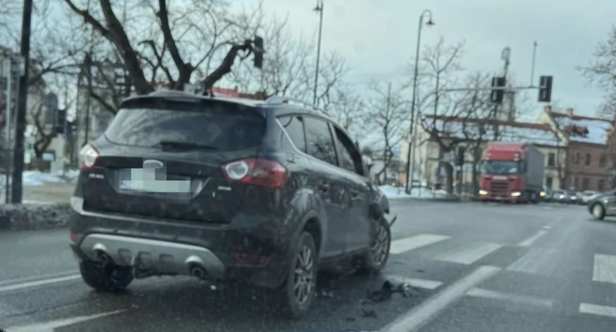 (AKTUALIZACJA) Utrudnienia w ruchu po kolizji na jordanowskim rynku 