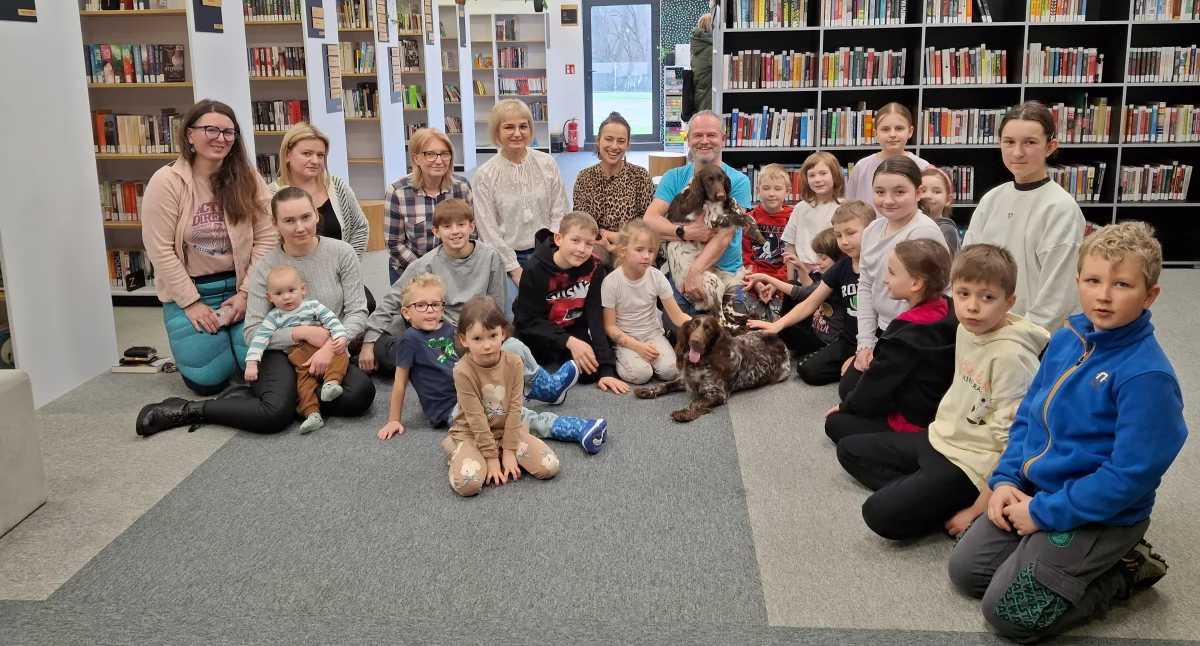 Dogoterapia - niecodzienne wydarzenie w Gminnej Bibliotece w Zawoi. 