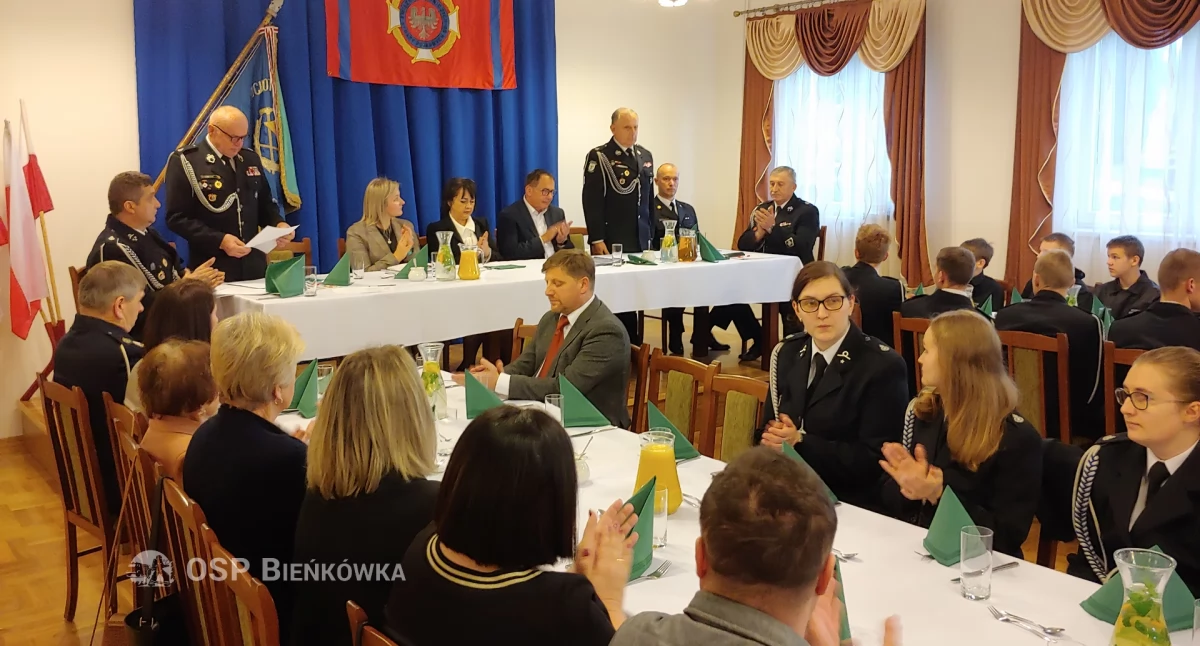 Druhowie z OSP Bieńkówka po walnym zebraniu 