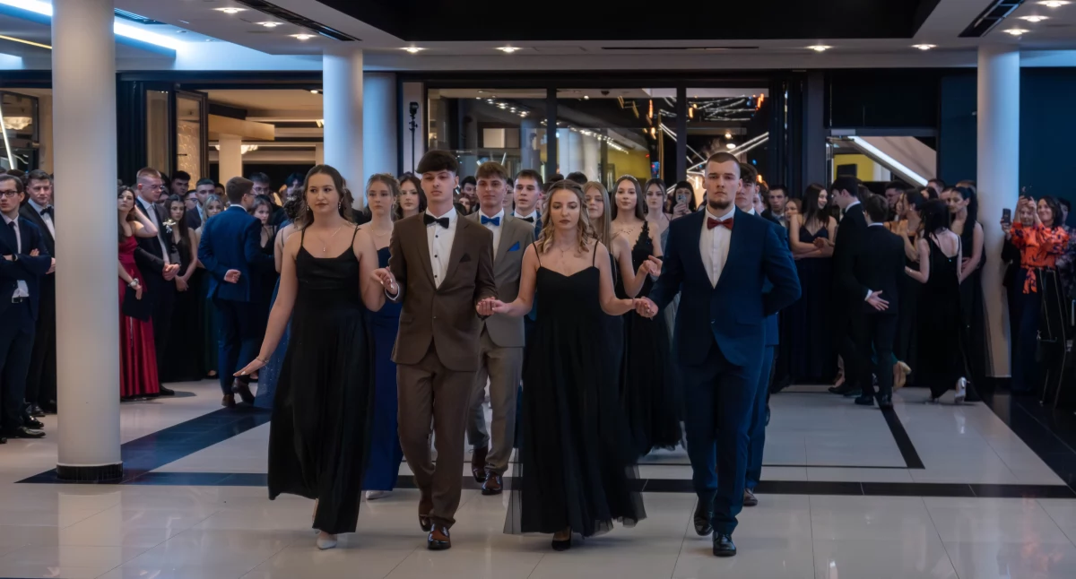 Studniówka 2025 Zespołu Szkół im. Walerego Goetla w Suchej Beskidzkiej (zdjęcia - wideo)